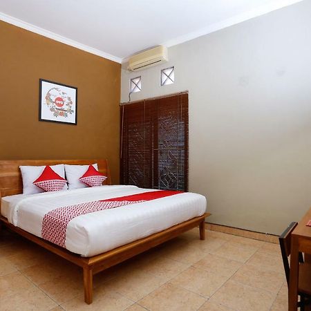 Oyo 1072 Kampung Condro Wulan Guesthouse Maguwo Esterno foto