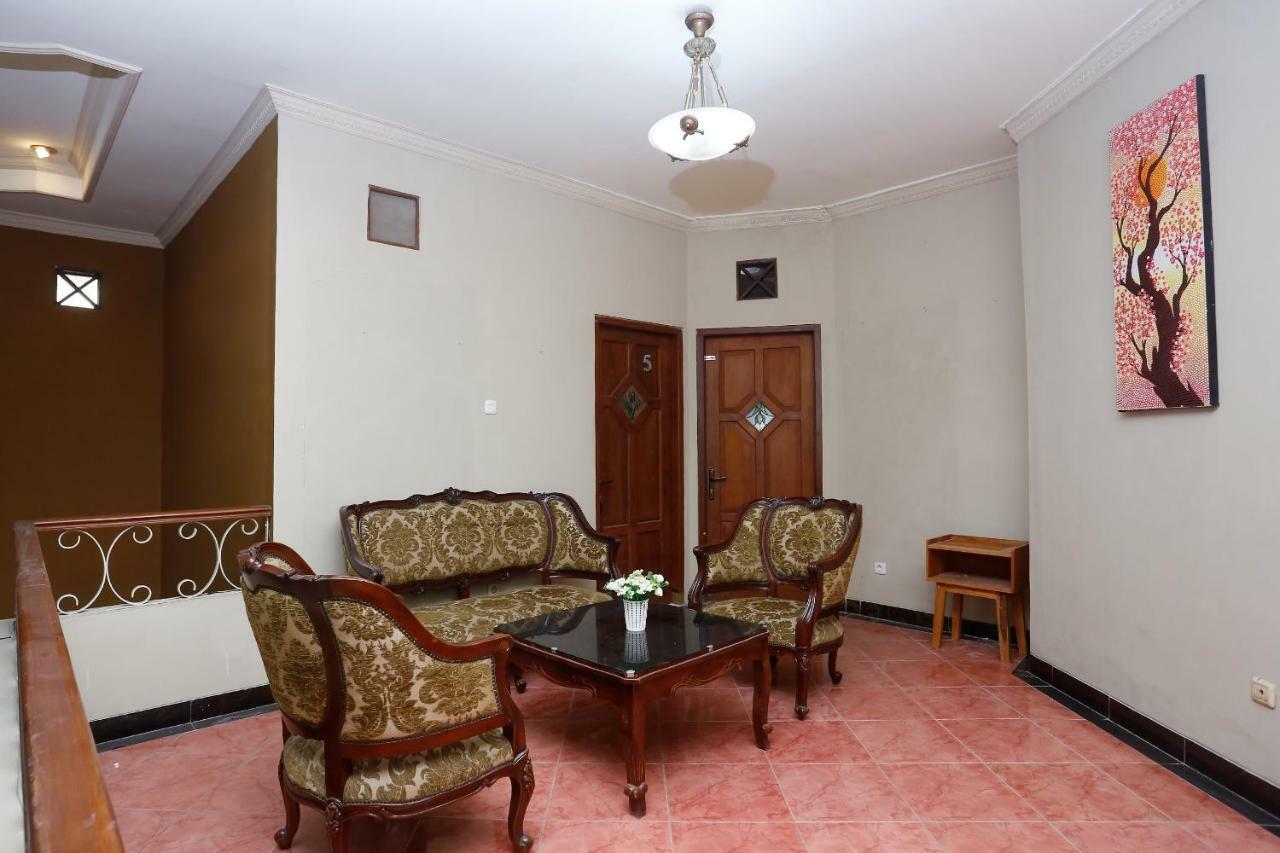 Oyo 1072 Kampung Condro Wulan Guesthouse Maguwo Esterno foto