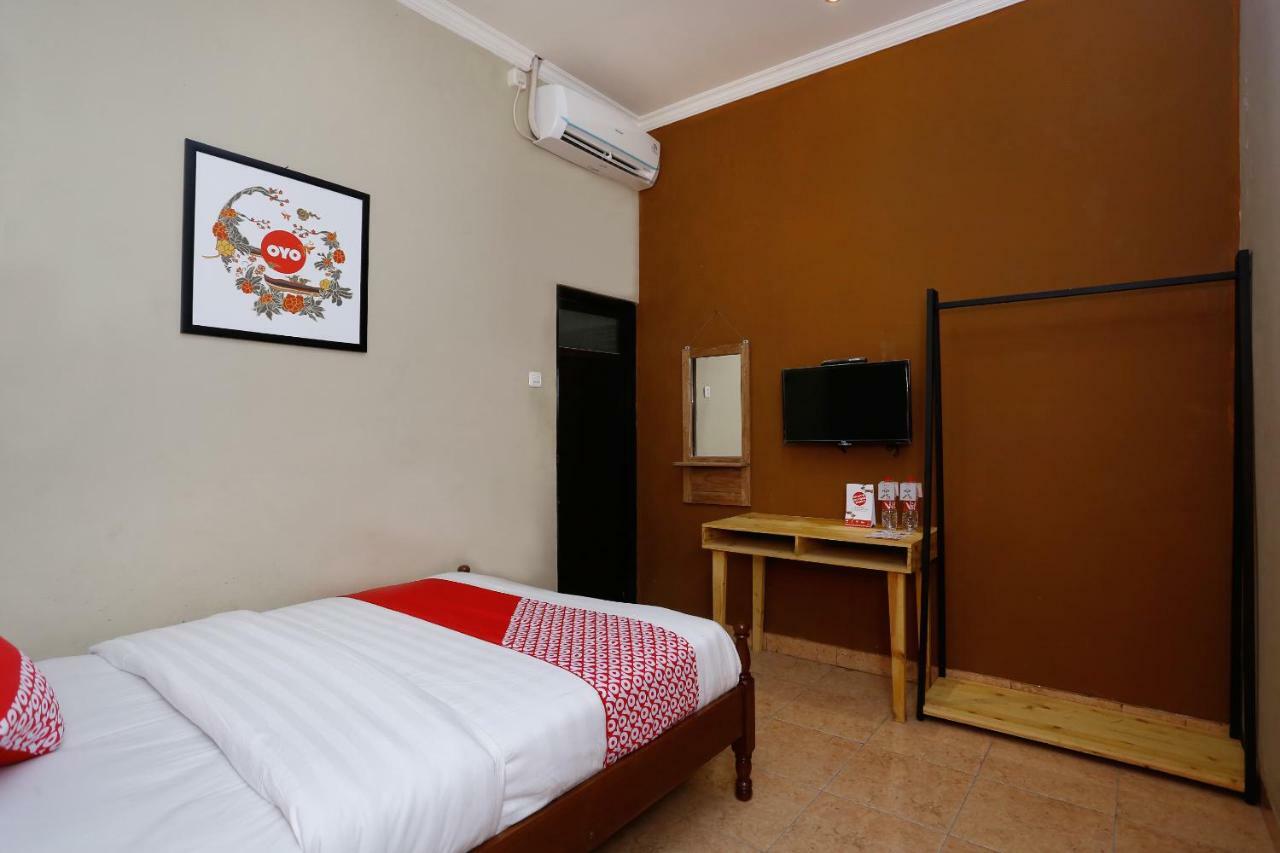 Oyo 1072 Kampung Condro Wulan Guesthouse Maguwo Esterno foto