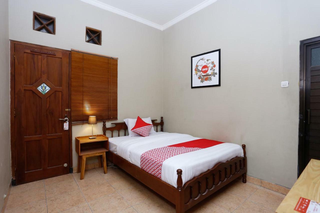 Oyo 1072 Kampung Condro Wulan Guesthouse Maguwo Esterno foto