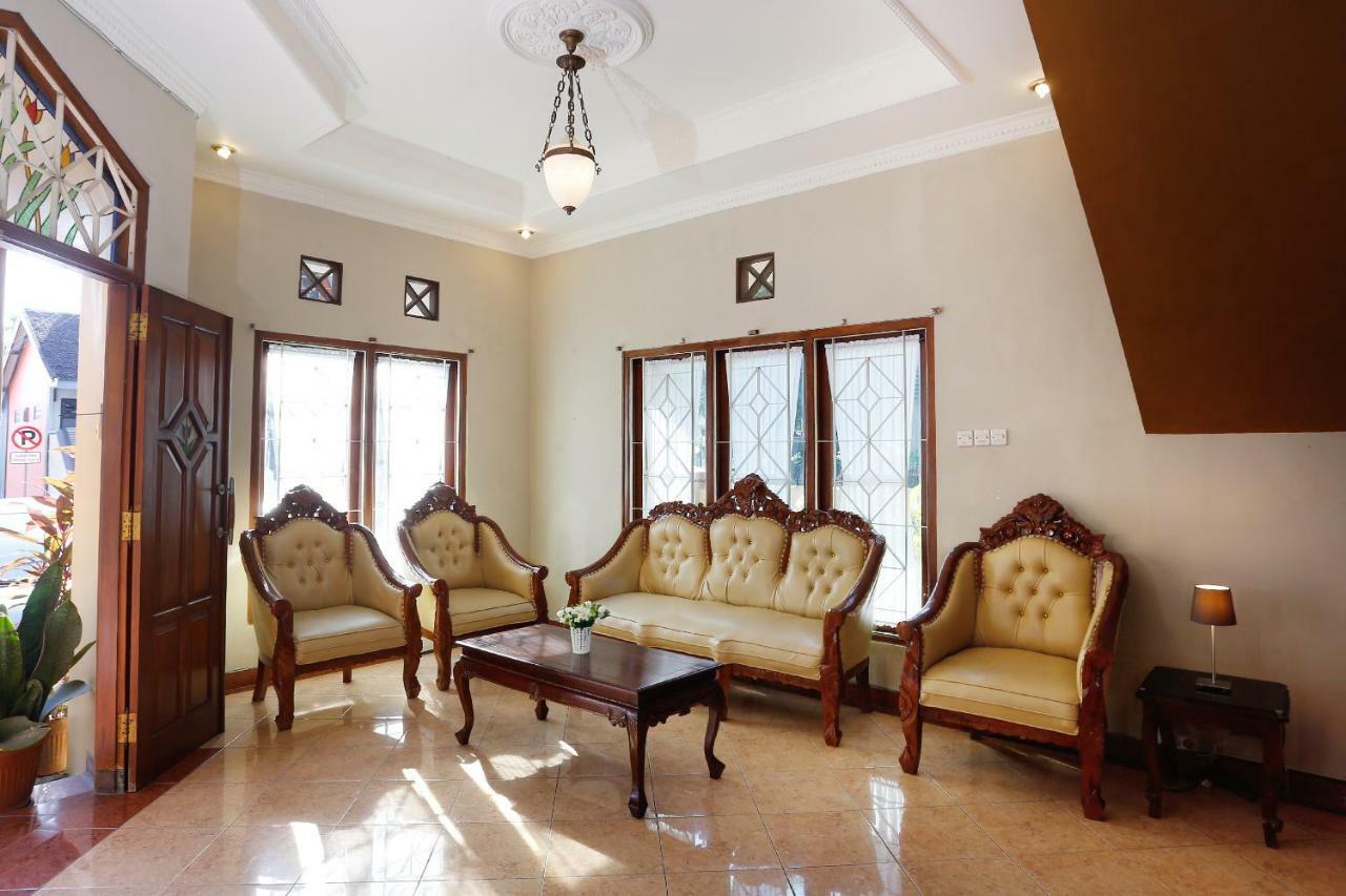 Oyo 1072 Kampung Condro Wulan Guesthouse Maguwo Esterno foto