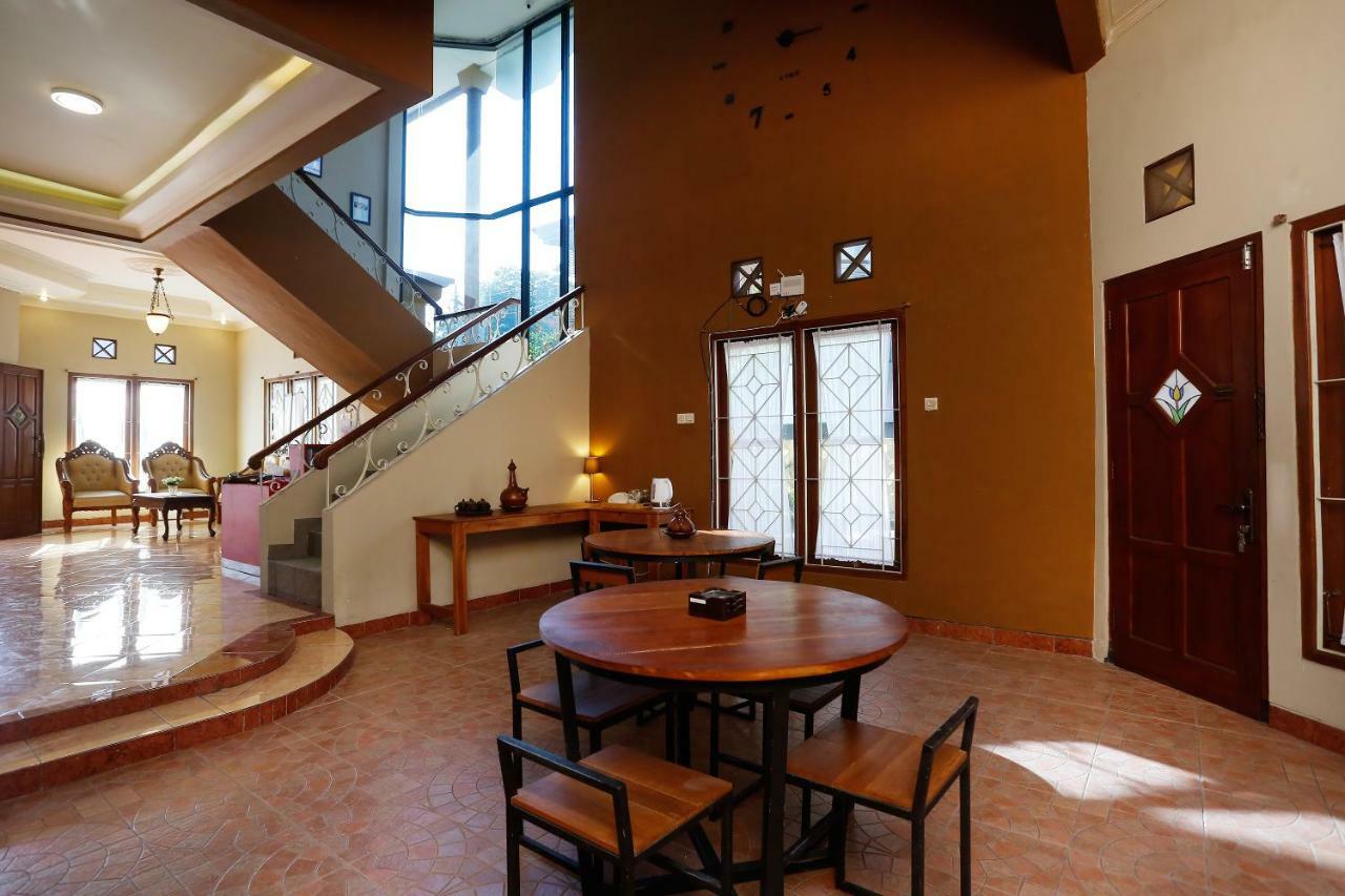 Oyo 1072 Kampung Condro Wulan Guesthouse Maguwo Esterno foto