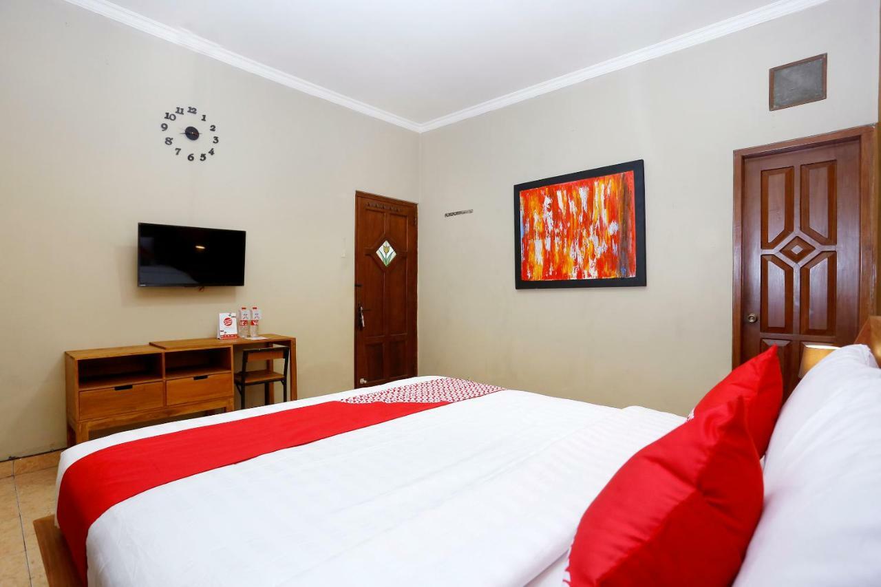 Oyo 1072 Kampung Condro Wulan Guesthouse Maguwo Esterno foto