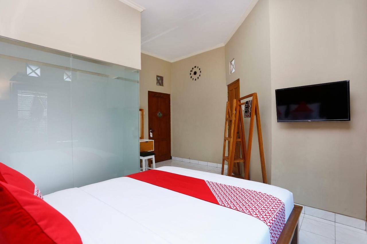 Oyo 1072 Kampung Condro Wulan Guesthouse Maguwo Esterno foto