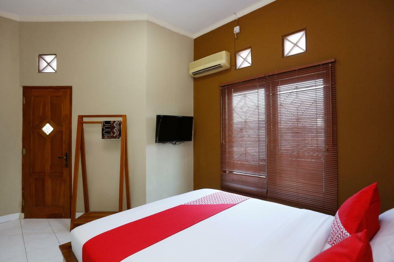 Oyo 1072 Kampung Condro Wulan Guesthouse Maguwo Esterno foto