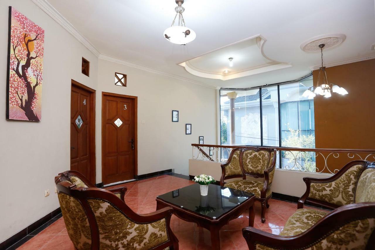Oyo 1072 Kampung Condro Wulan Guesthouse Maguwo Esterno foto