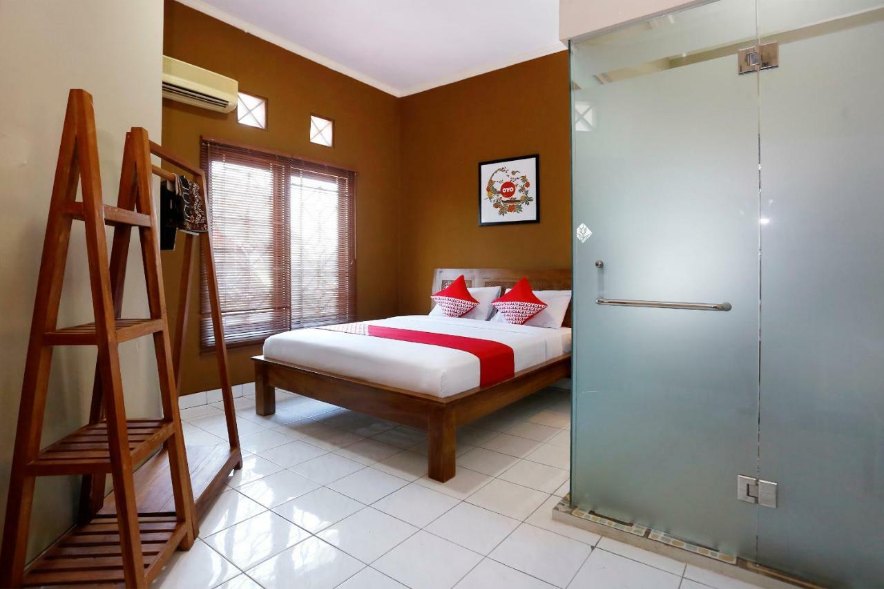 Oyo 1072 Kampung Condro Wulan Guesthouse Maguwo Esterno foto
